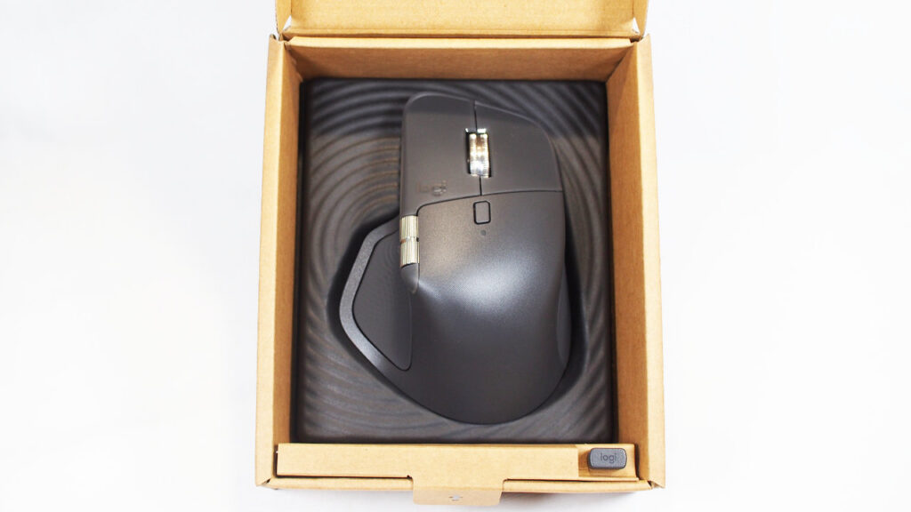 MX Master 4のパッケージを開けたところ。