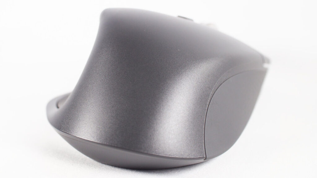 上面から背面にかけてはザラザラとした質感。