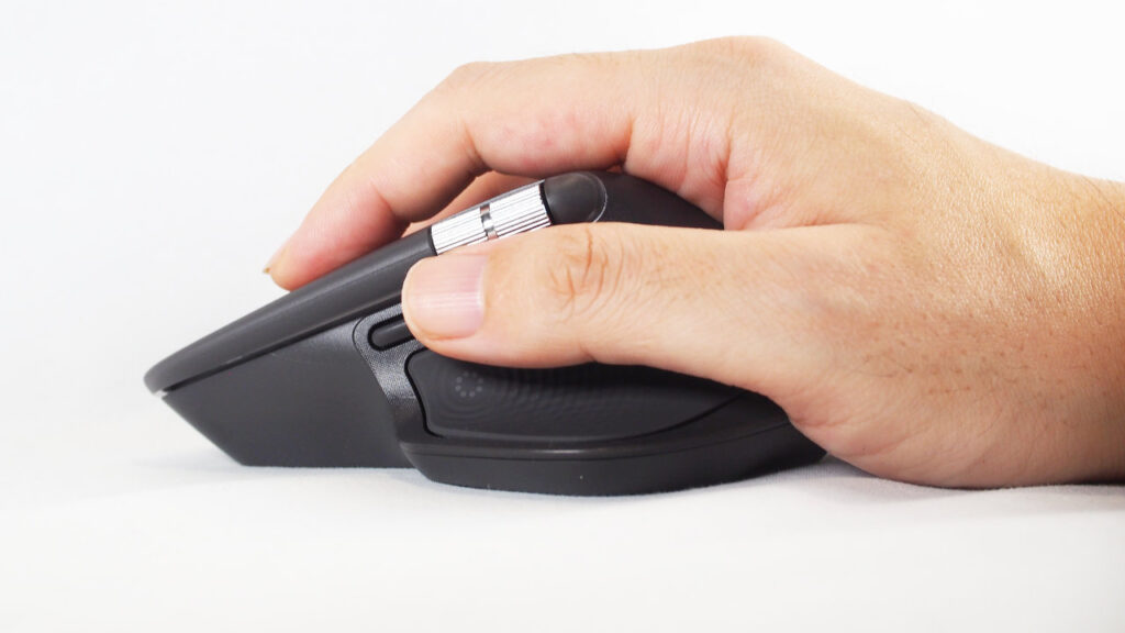 つかみ持ちでMX Master 4を握ったところ。