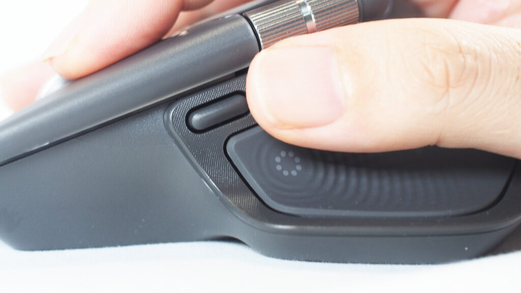 つかみ持ちだとジェスチャーボタンに親指が届かない。