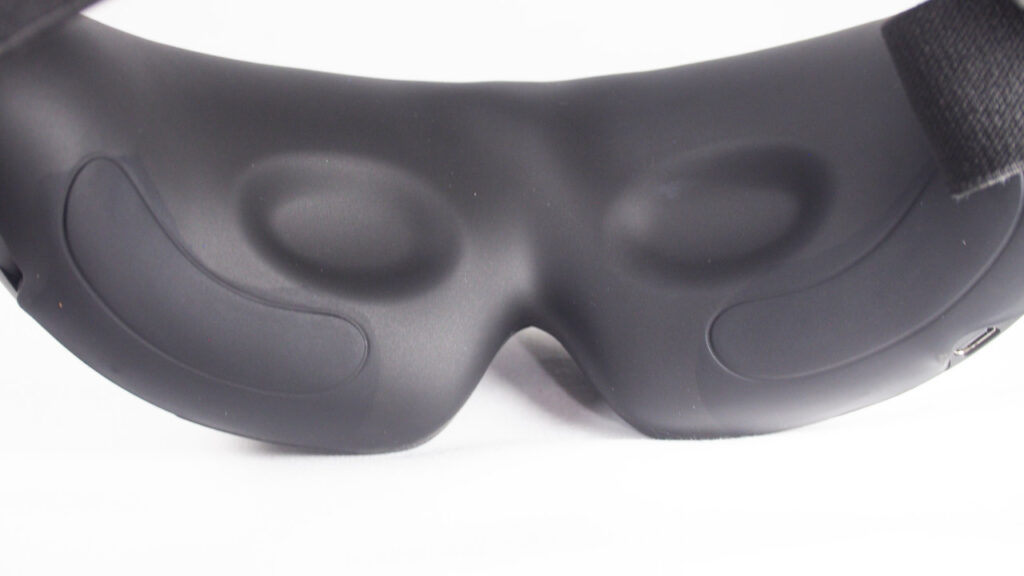 NIPLUX EMS EYE RELAXの内側。