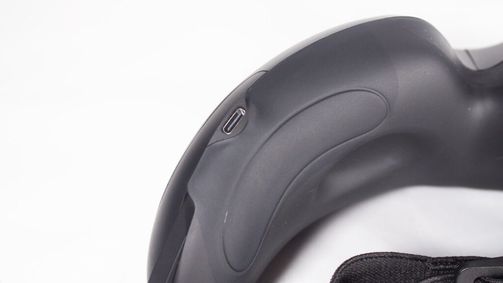 NIPLUX EMS EYE RELAXの充電端子。