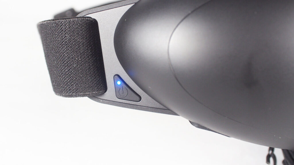 電源を入れるとライトが青く点灯する。