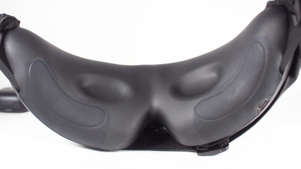 加圧されていない状態のNIPLUX EMS EYE RELAX。