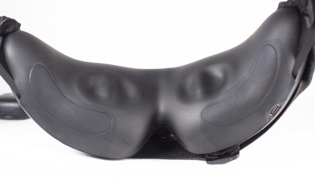 まぶた部分が加圧された状態のNIPLUX EMS EYE RELAX。