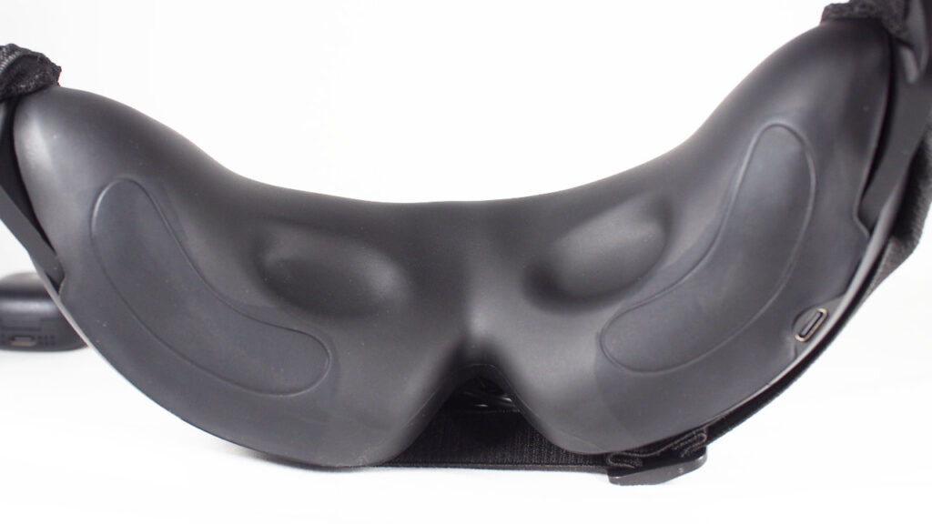 目じりが部分が加圧された状態のNIPLUX EMS EYE RELAX。