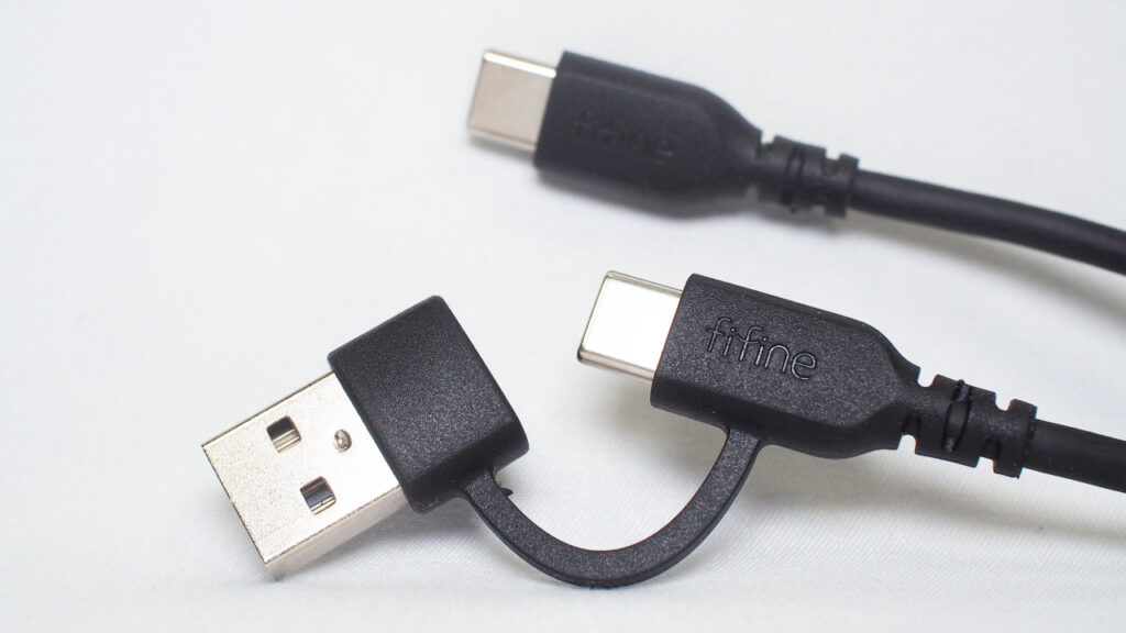 USBケーブルは両端ともType-C。一方にはType-A変換コネクタが付いている。