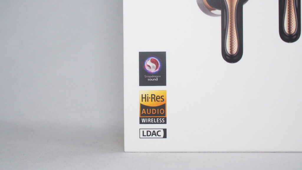 パッケージ表面のハイレゾ認証マーク、LDACマークとSnapdragon Soundマーク。