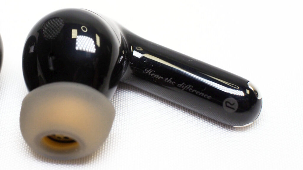 「Hear the diffierence」のブランドメッセージ。