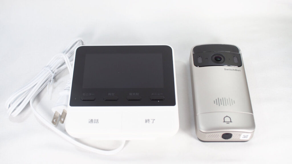 SwitchBot スマートテレビドアホンのモニター（親機）と子機。