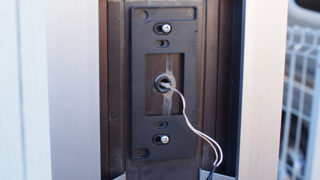 固定用パーツの「A」を取り付けたところ。