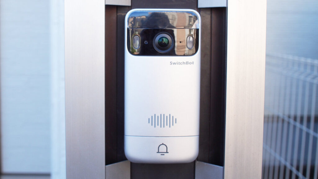 SwitchBot スマートテレビドアホンの子機を設置したところ。
