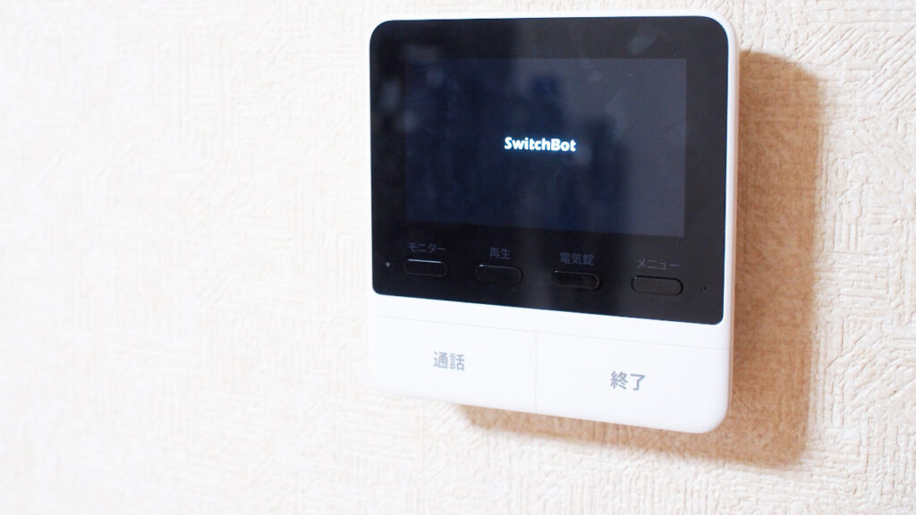 SwitchBot スマートテレビドアホンの親機を設置したところ。