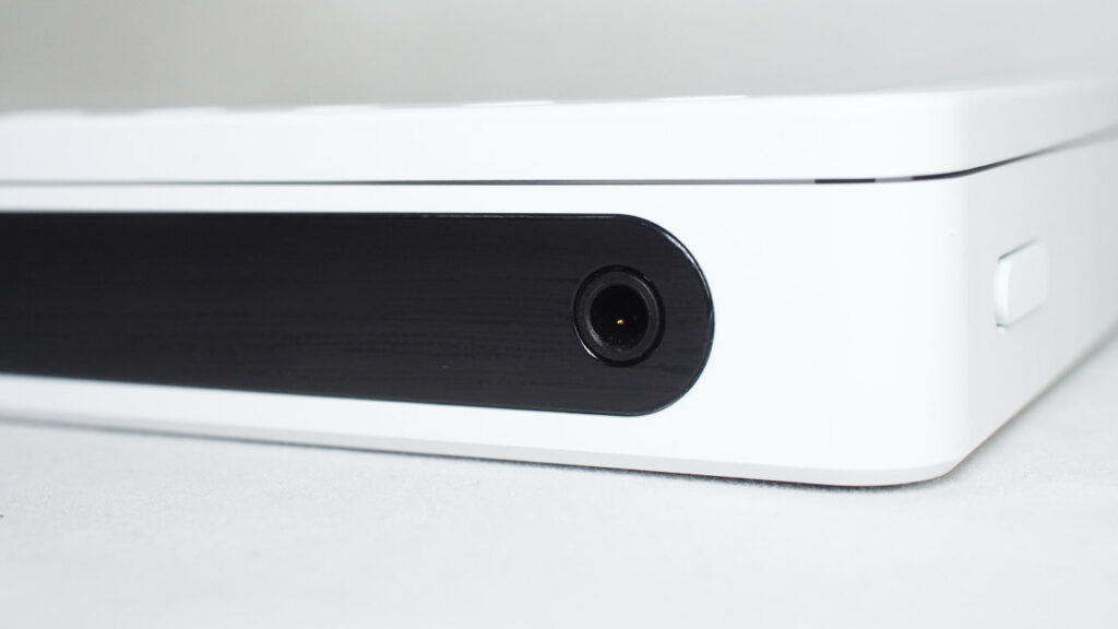 前面の4.4mmバランスジャック。