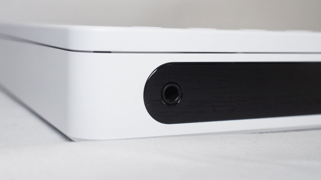 前面の3.5mmミニジャック。