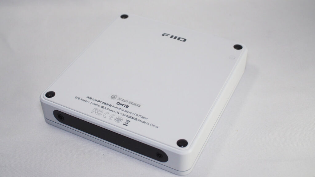 FIIO DM13 BTの底面。