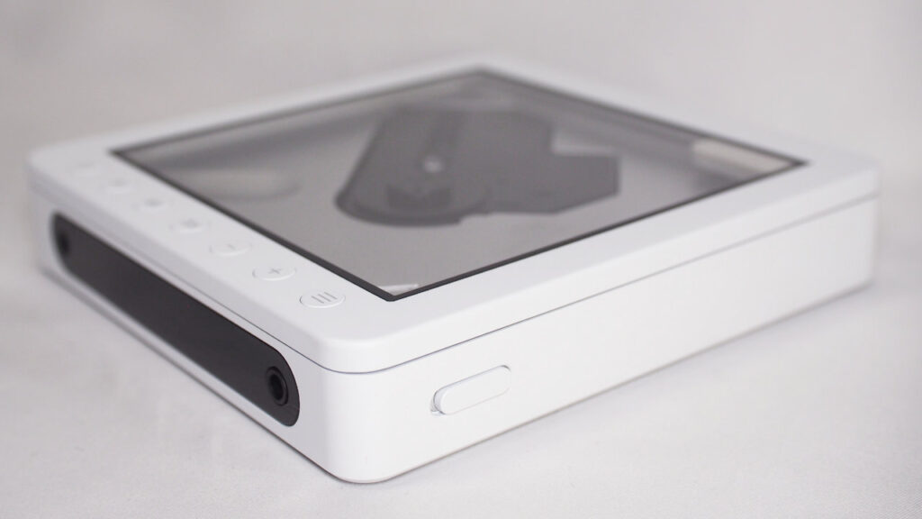 側面のオープンボタンはスライド式。