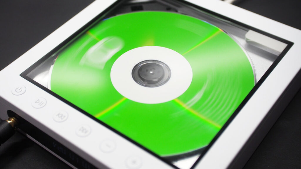 Transparentモデルは中のCDが見える。