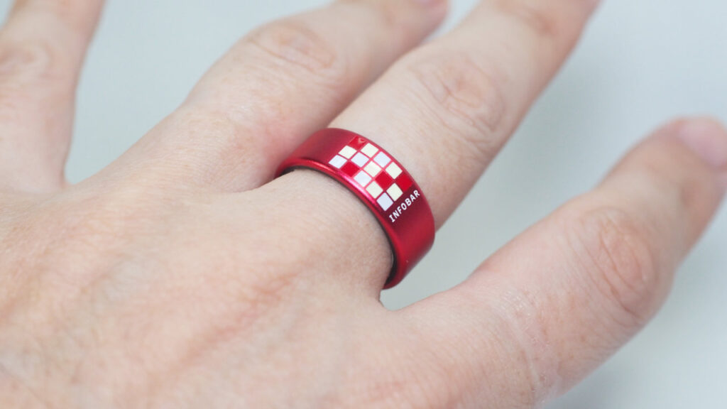 Smart Recovery Ring INFOBARコラボモデルを指にはめたところ。