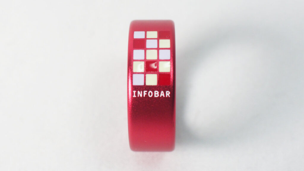 Smart Recovery Ring INFOBARコラボモデルを正面から見たところ。