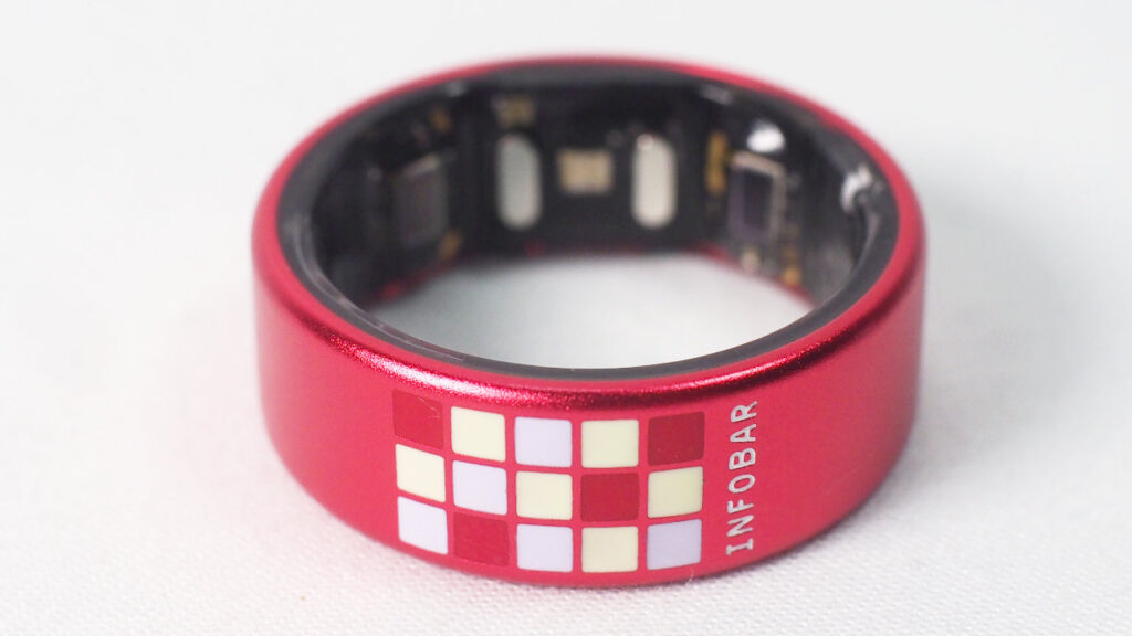 Smart Recovery Ring INFOBARコラボモデルを寝かせたところ。