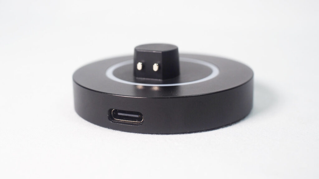 Smart Recovery Ring INFOBARコラボモデルの充電器。
