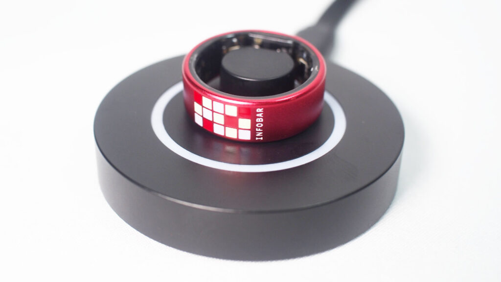 Smart Recovery Ring INFOBARコラボモデルの充電。