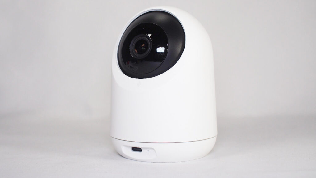 SwitchBot 見守りカメラPlus 3MPの外観。