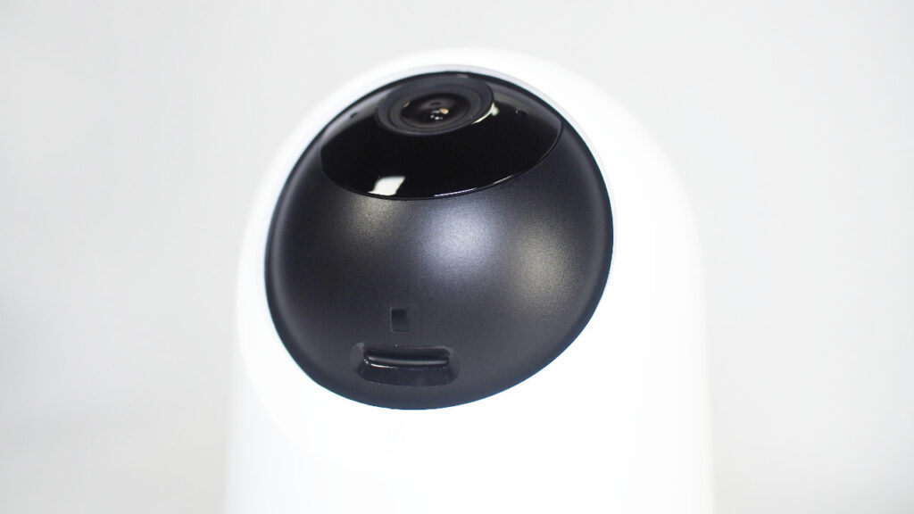 microSDカードスロットはカメラレンズの下部にある。