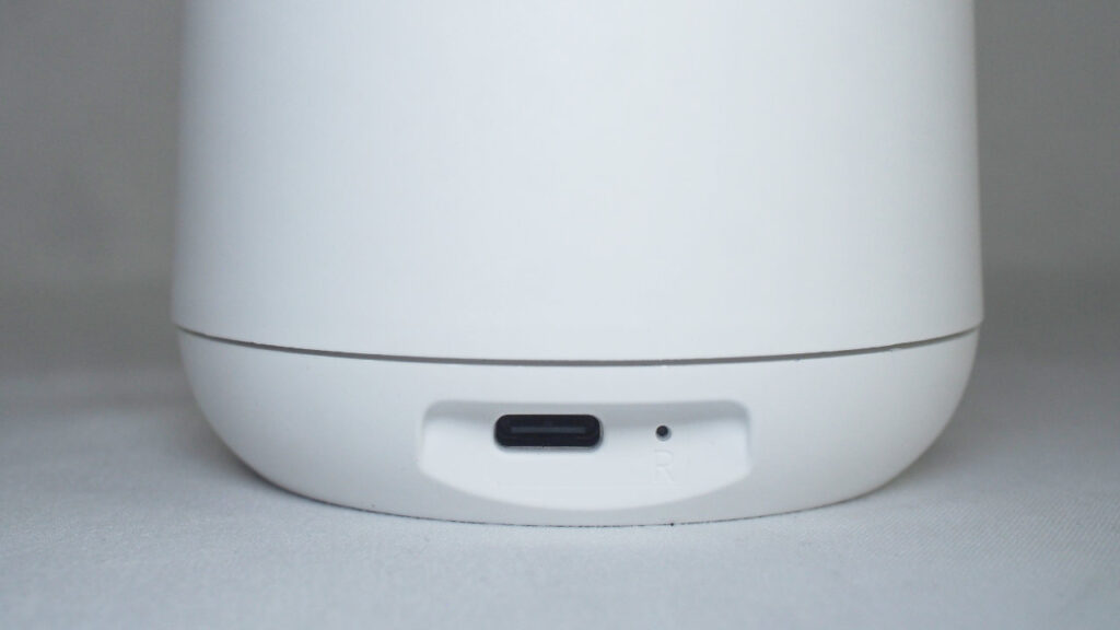 SwitchBot 見守りカメラPlus 3MPの電源ポートとリセットボタン。