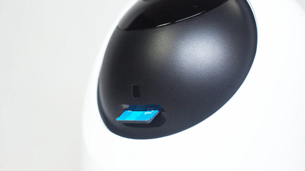 microSDカードを挿入するところ。