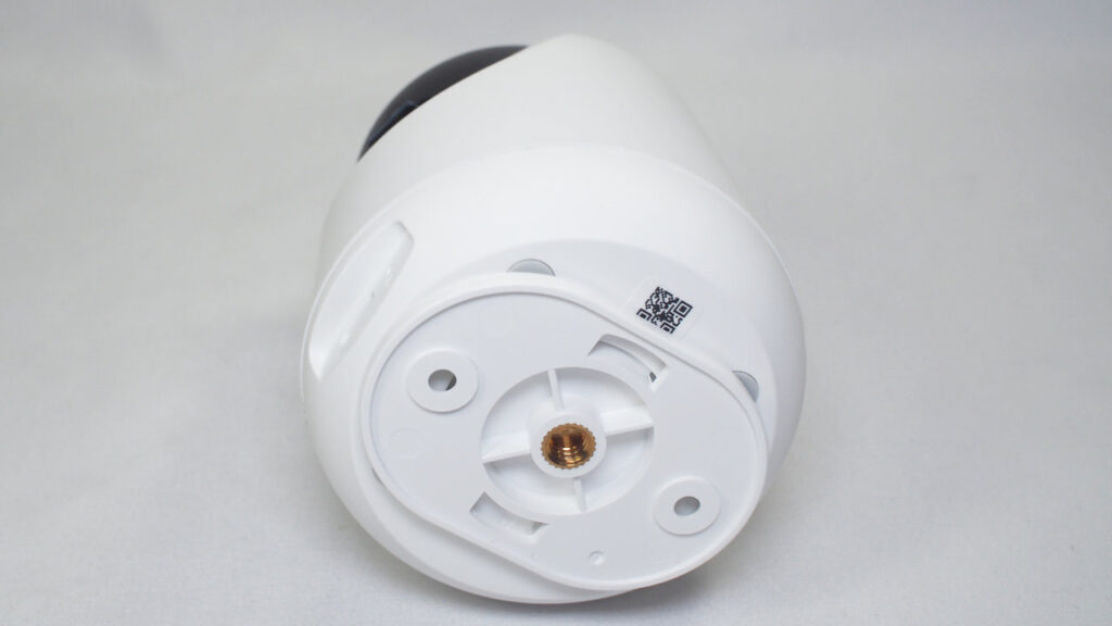 SwitchBot 見守りカメラPlus 3MPにマウントを取り付けたところ。