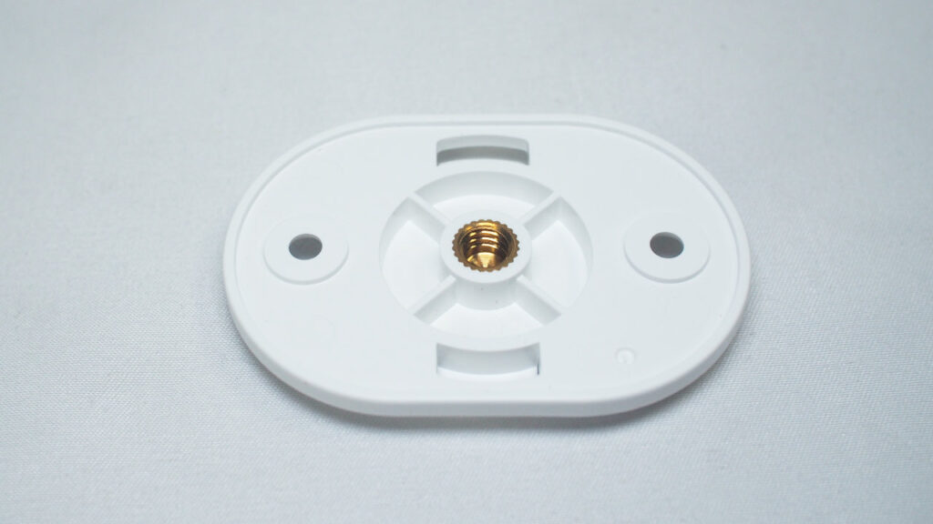 付属の台座には1/4インチサイズのネジ穴が付いている。