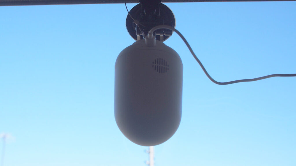 吸盤式マウントで窓ガラスに固定したところ。