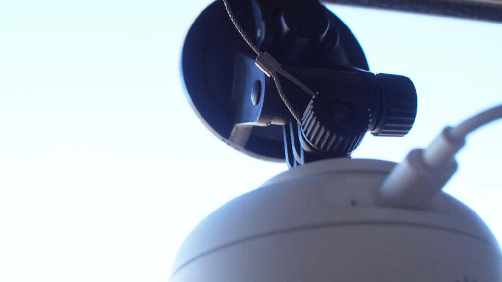 落下防止にワイヤーをつないでおく。