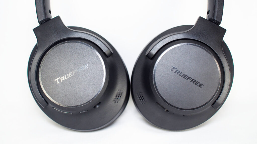 ハウジングは外側に90度回転する。