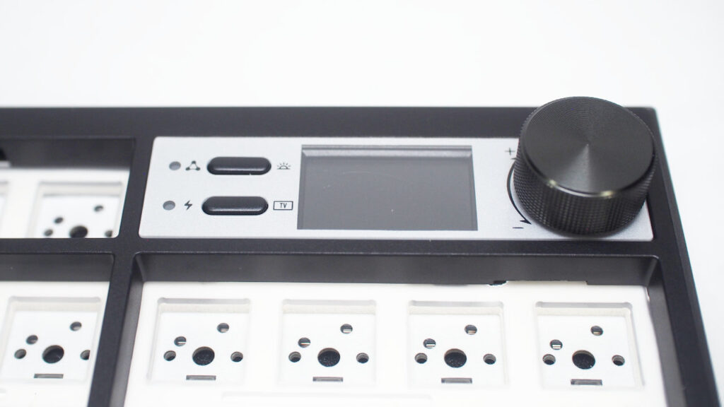 ZUOYA GMK104本体の液晶とつまみ（ノブ）。