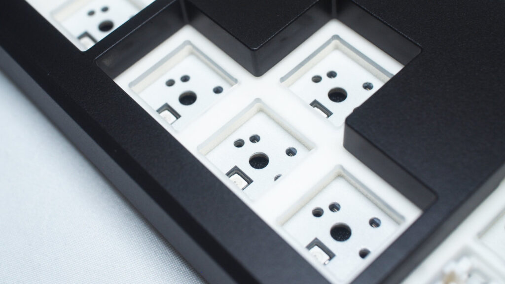 ZUOYA GMK104のバックライトはキースイッチの下側にある。