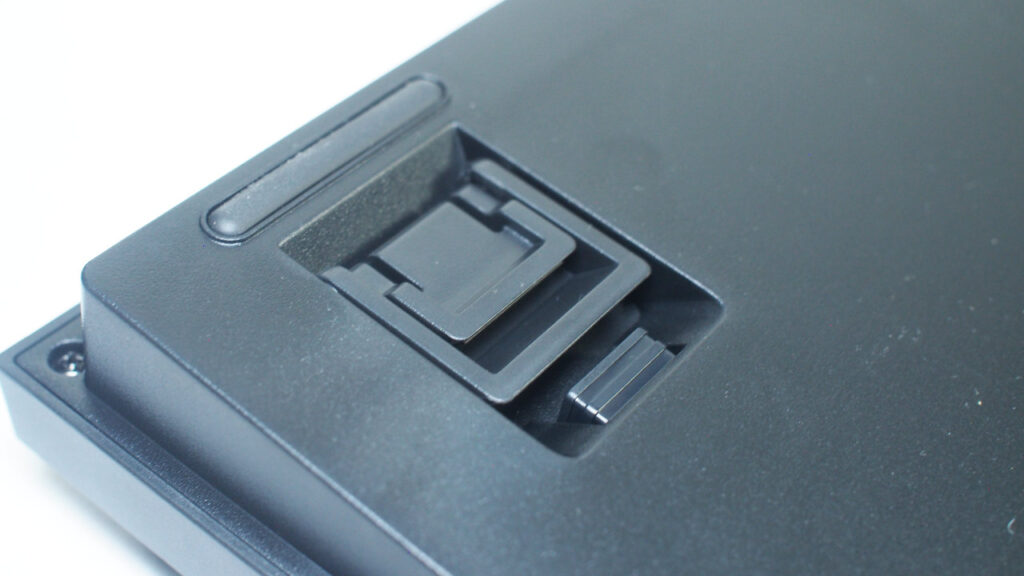 レシーバーは脚部分に収納されている。