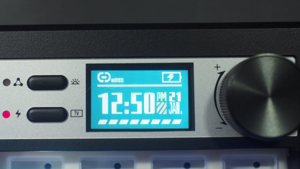 ZUOYA GMK104の液晶の初期表示。