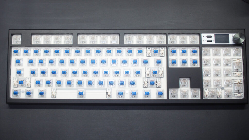 ZUOYA GMK104にキースイッチを取り付けたところ。