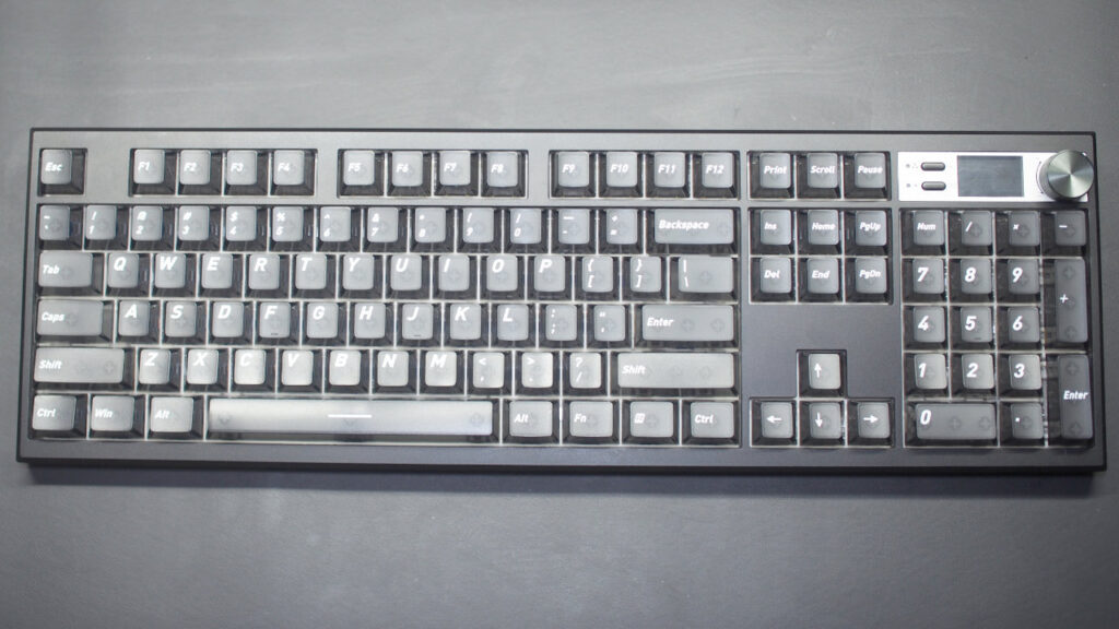 ZUOYA GMK104にキースイッチとキーキャップを取り付けた完成形。