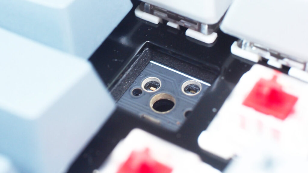 iKBC CD108 RGBのプレートと吸音材。