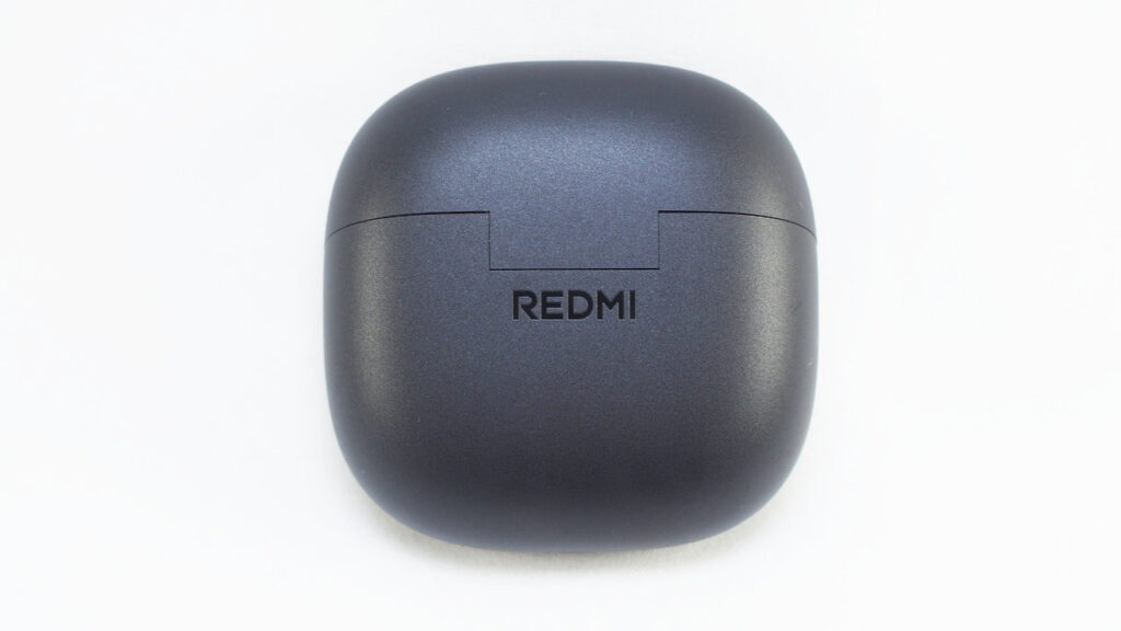 REDMI Buds 8 Liteの充電ケース背面。