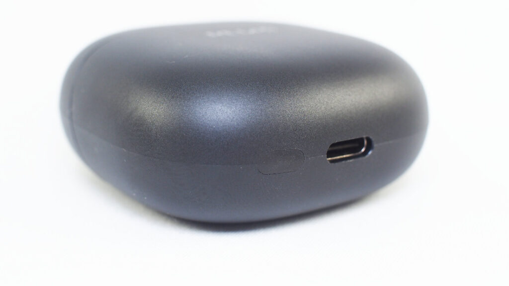 REDMI Buds 8 Liteの充電ケース底面。