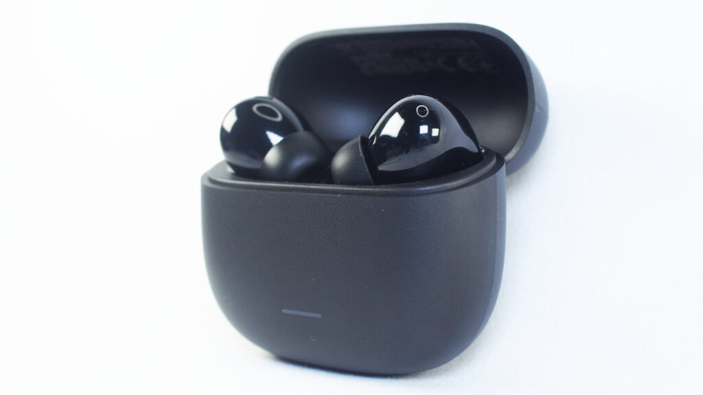 REDMI Buds 8 Liteの充電ケースを開けたところ。