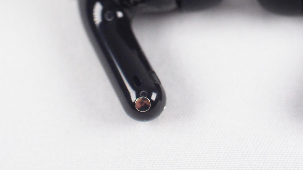 REDMI Buds 8 Liteの充電端子とマイク。