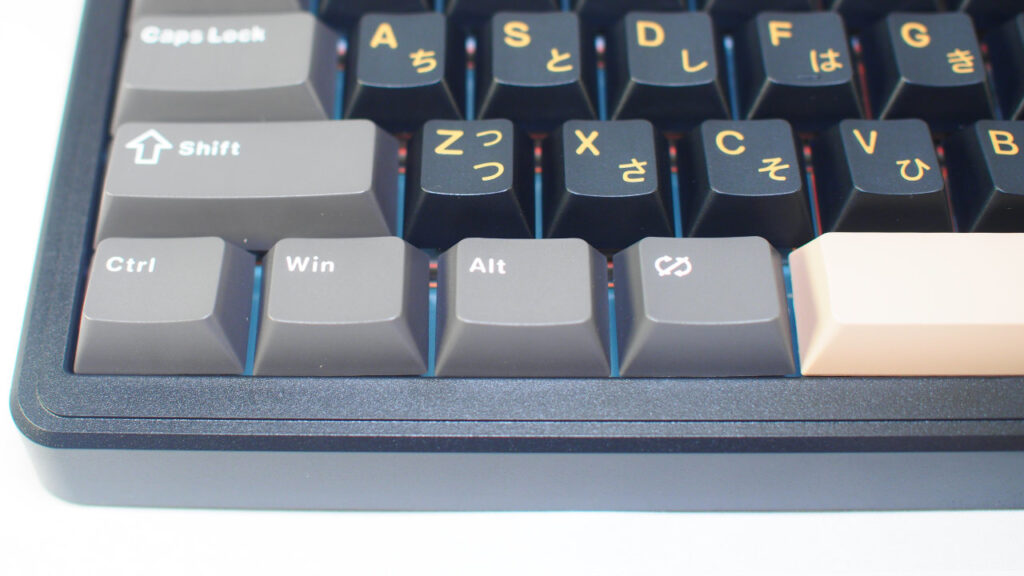 スペースキーの左側のキー。