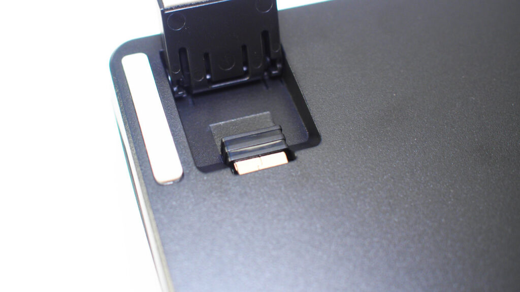 レシーバーは脚部分に収納されている。