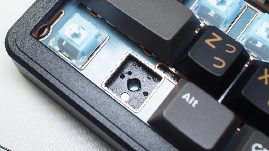 SmackApe Impact 80 JISのキースイッチとFR4プレート。